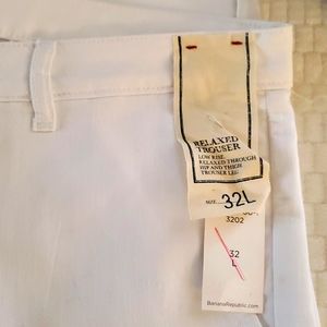 Banana republic  white jeans ,wide leg relaxed . Size 32long. Worn once, no tags
